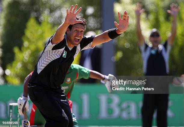 Daryl Tuffey of New Zealand appeals for a lbw during the second One Day International Match between New Zealand and Bangladesh at University Oval on...