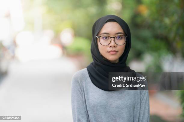 maleisische schoonheid - young muslim stockfoto's en -beelden