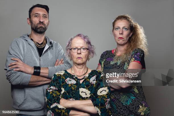 gangster trio: moeder, volwassen zoon en zijn verloofde - quirky family stockfoto's en -beelden