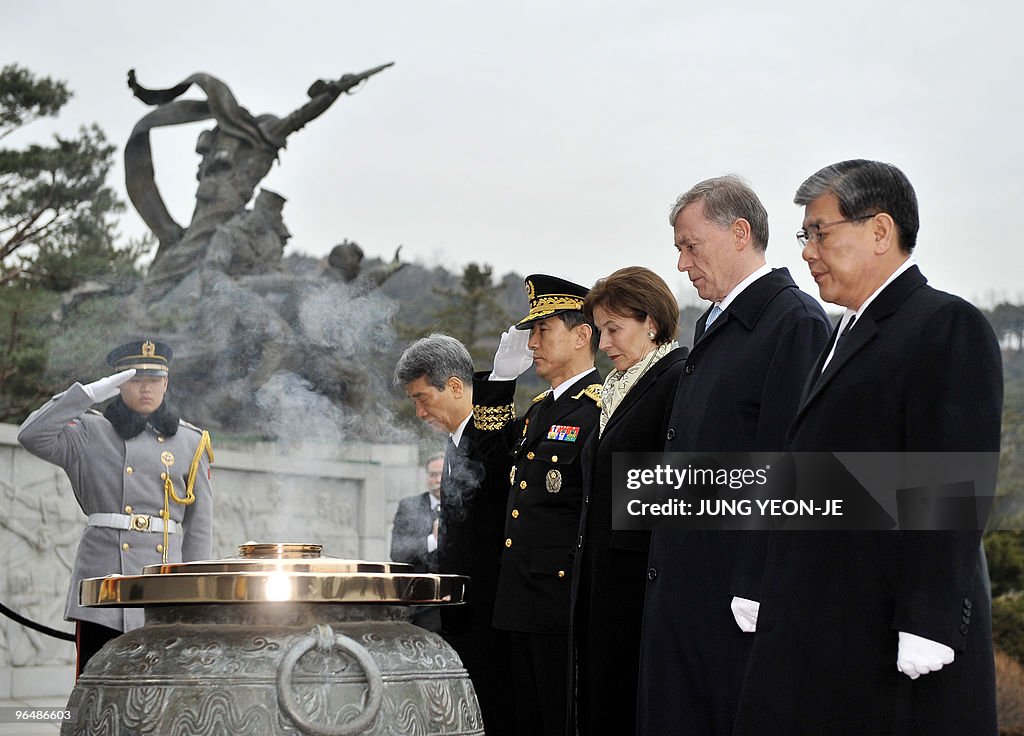 German President Horst Kohler (2R) and h