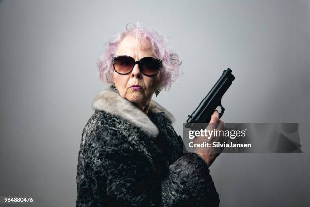 arma de exploração de mulher gangster sênior - old lady funny - fotografias e filmes do acervo