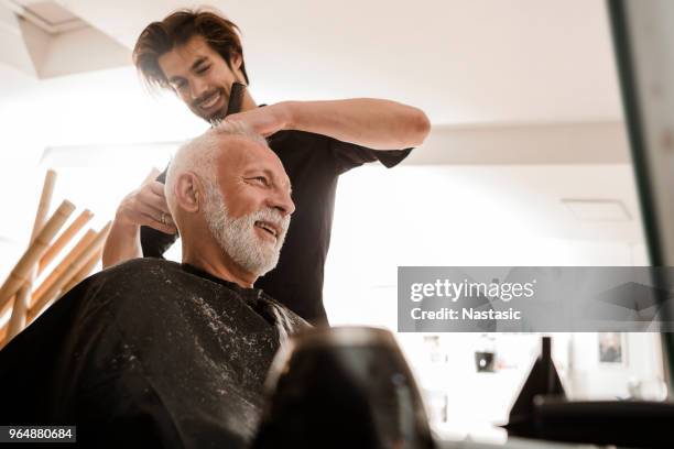 homme senior au salon de coiffure - homme coiffure photos et images de collection