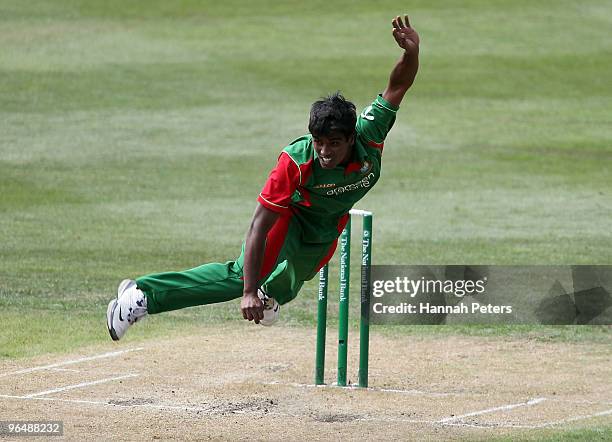 Rubel Hossain of Bangladesh bowls during the second One Day International Match between New Zealand and Bangladesh at University Oval on February 8,...