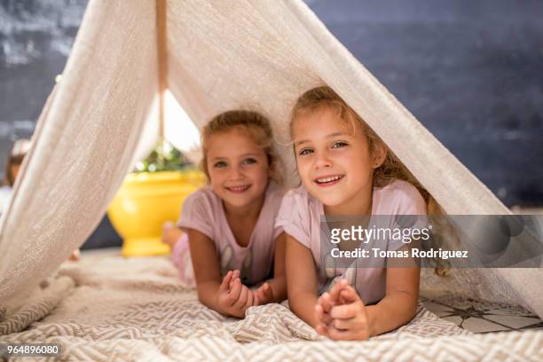 twin girls in a tent - look alike imagens e fotografias de stock