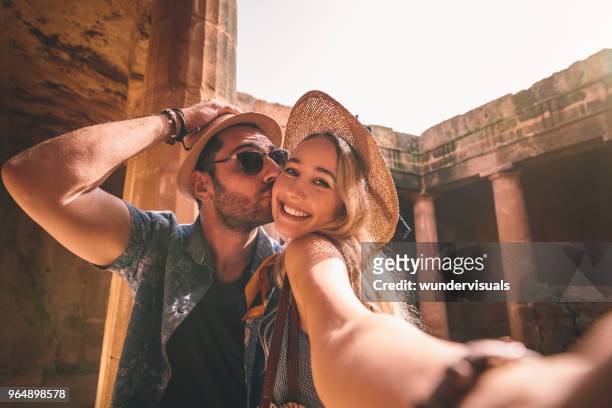 快樂的遊客夫婦採取自拍在希臘的夏季假期 - honeymoon 個照片及圖片檔