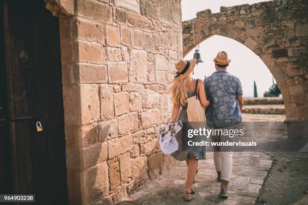 junge touristen paar tun sightseeing am stonebuilt-denkmal in europa - mediterrane kultur stock-fotos und bilder