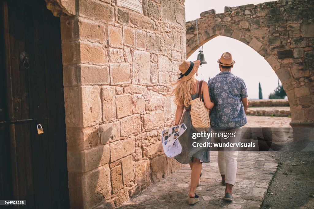 Couple de jeunes touristes faisant des visites du monument de Pierre en Europe