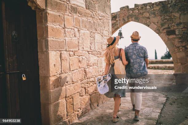 young tourists couple doing sightseeing at stonebuilt monument in europe - village imagens e fotografias de stock