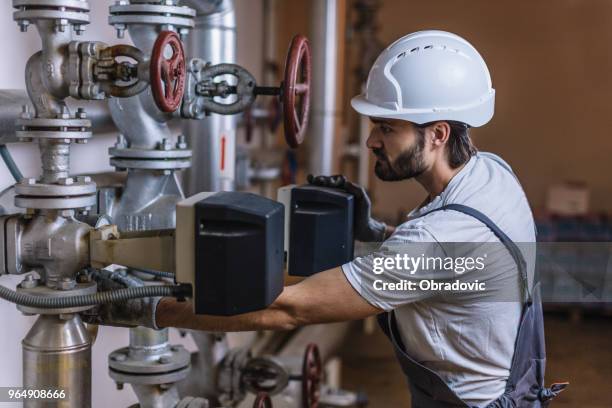 gas production operator - distillation tower stock pictures, royalty-free photos & images