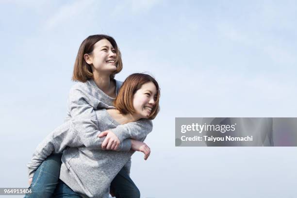 twin sisters playing together - asian twins 個照片及圖片檔