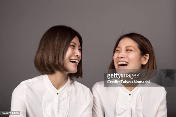 twin sisters laughing loud - sósia - fotografias e filmes do acervo