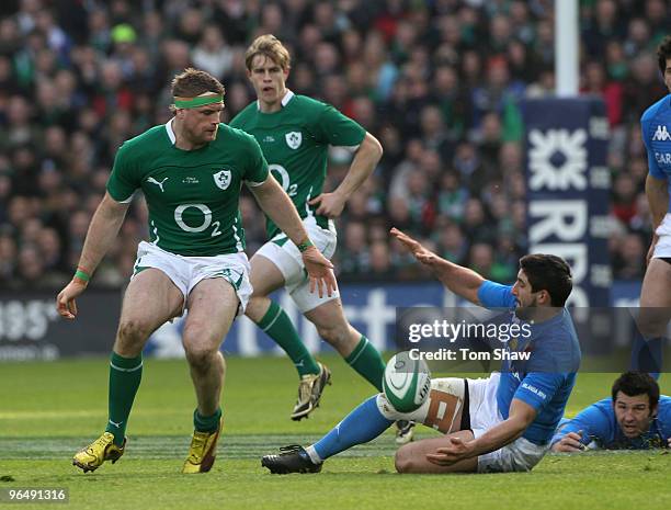 Jamie Heaslip of Irland releases the ball during the RBS Six Nations match between Ireland and Italy at Croke Park on February 6, 2010 in Dublin,...