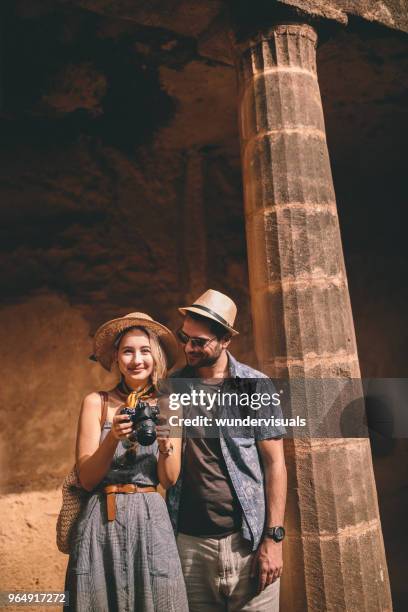 touristen in ägypten sehenswürdigkeiten und die fotos vor der kamera zu tun - ancient greece photos stock-fotos und bilder