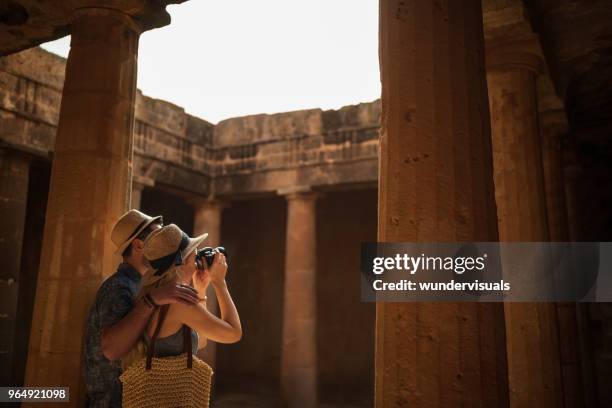 touristen in italien fotografieren der antiken römischen architektur-website - ancient greece photos stock-fotos und bilder