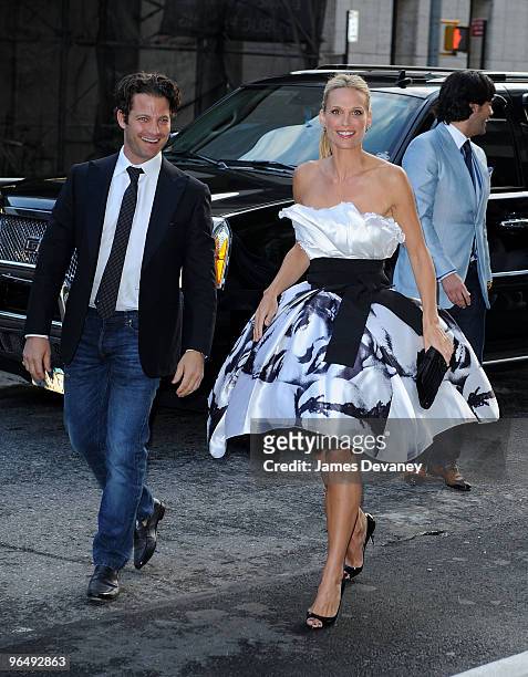 Molly Sims arrives to the 2009 CFDA Fashion Awards outside Alice Tully Hall, Lincoln Center on June 15, 2009 in New York City.