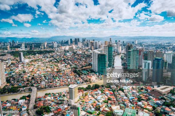 luchtfoto uitzicht over de skyline van makati, metro manila, filippijnen - manila philippines stockfoto's en -beelden