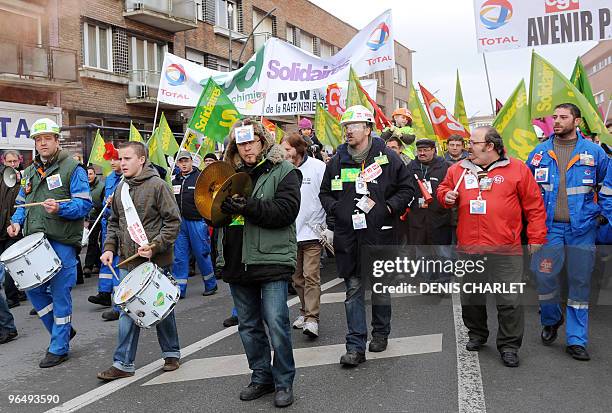 Workers of French oil giant Total refinery protest on February 4, 2010 in Dunkirk's streets, northern France, to decide whether to continue blocking...