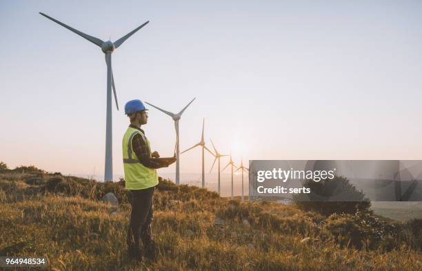 systèmes d’énergie renouvelable ingénierie - structure actionnée par le vent photos et images de collection