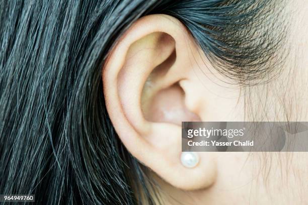 girl ear - pendiente de perlas fotografías e imágenes de stock