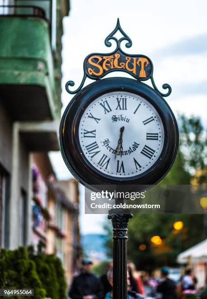 sibiu, 羅馬尼亞, 城市街道室外老式時鐘 - sibiu 個照片及圖片檔