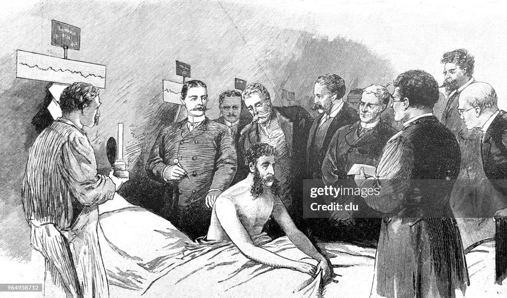 Robert Koch durante a vacinação no hospital na presença de outros médicos