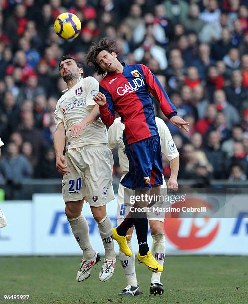 Robert Acquafresca of Genoa CFC goes up for the ball against Gennaro sardo of AC Chievo Verona during the Serie A match between Genoa CFC and AC...