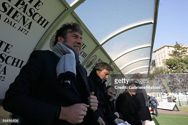 Siena head coach Alberto Malesani looks during the Serie A match between Siena and Sampdoria at Artemio Franchi - Mps Arena Stadium on February 7,...