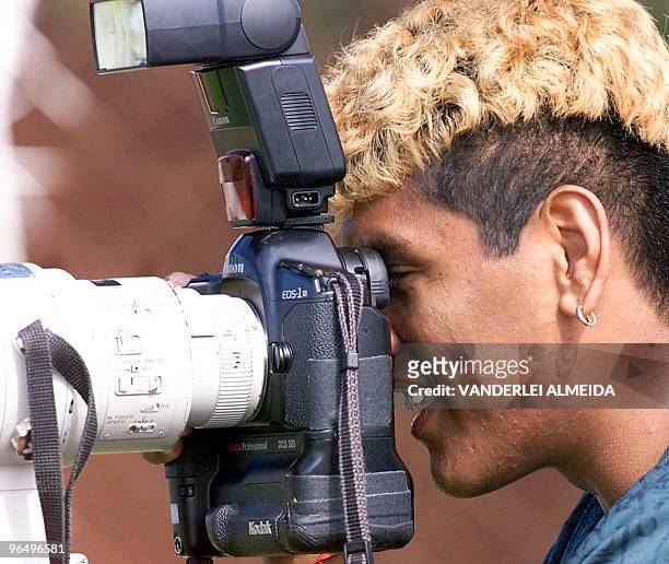 Roger Soares, a player of the selection team Sub-23 of Bolivia, takes photos of his teammates in Cascavel, Brazil, 24 January 2000. El jugador de la...