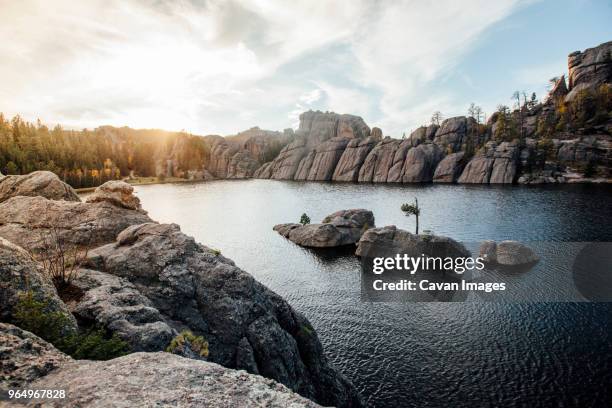 scenic view of sylvan lake and rock formation against sky at custer state park - dakota du sud photos et images de collection