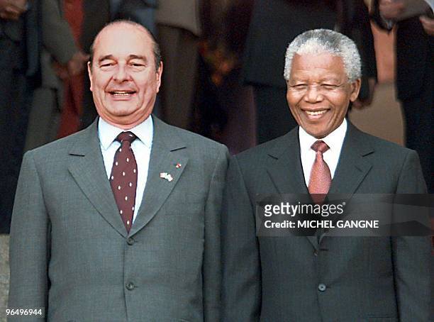 Le président français Jacques Chirac est accueilli par le président Sud-Africain Nelson Mandela, le 26 juin, au palais présidentiel de Prétoria. Le...