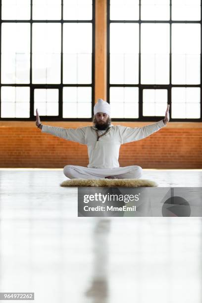 homme pratique du kundalini yoga et la méditation en posture de lotus - gourou photos et images de collection