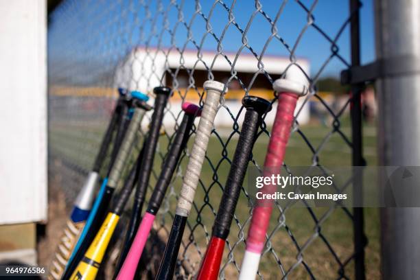 baseball bats in dugout - banco dos jogadores imagens e fotografias de stock