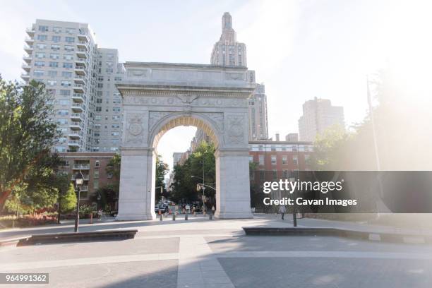 washington square arch against buildings in city during sunny day - washington square park 個照片及圖片檔