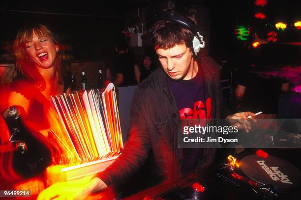 Jon Carter performs as partner Sara Cox looks on, at Fabric Live, at Fabric in April 2001 in London, England.