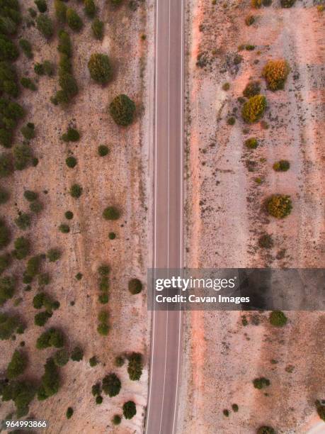 overhead view of country road amidst desert - overhead desert stockfoto's en -beelden