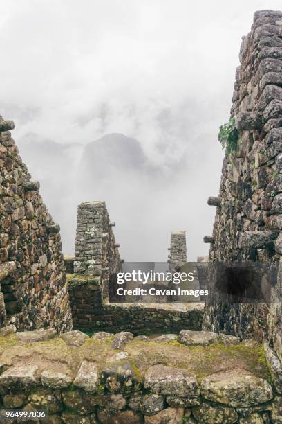high angle view fortified walls at machu picchu - ruínas incas de machu picchu - fotografias e filmes do acervo