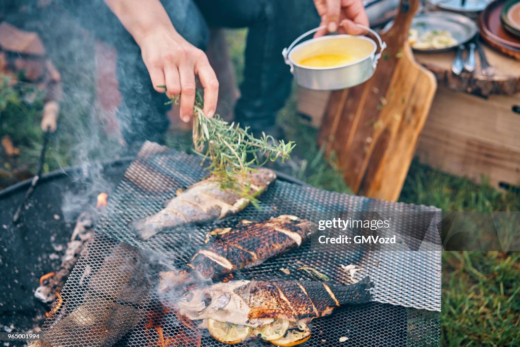 Zubereitung von Fisch zum Kochen über dem offenen Lagerfeuer