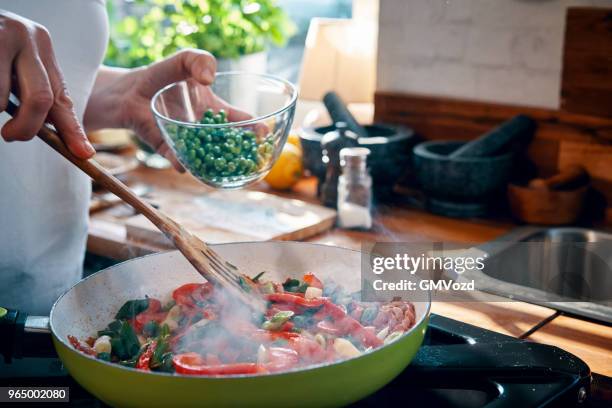 préparer frittata avec paprika, oignons, petits pois, épinards et parmesan - oignon nouveau photos et images de collection