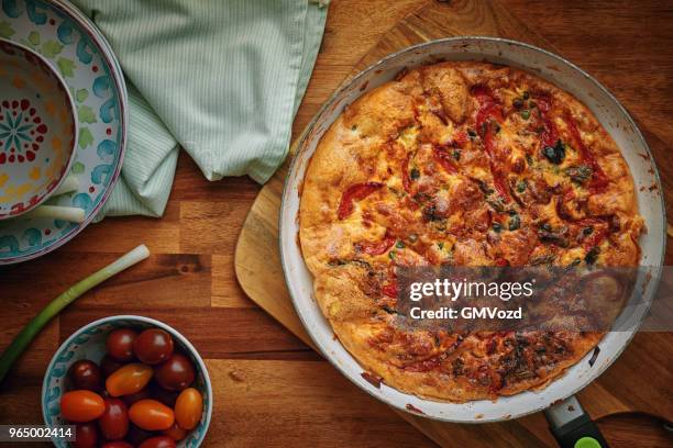 frittata aux paprika, oignons, petits pois, épinards et parmesan - oignon nouveau photos et images de collection