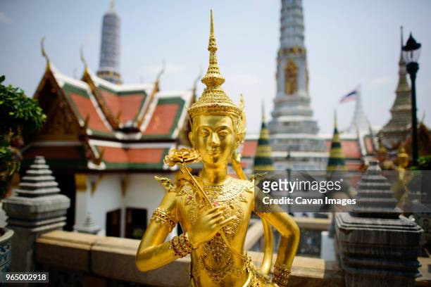 golden kinnara statue at wat phra kaew - kinnara photos et images de collection