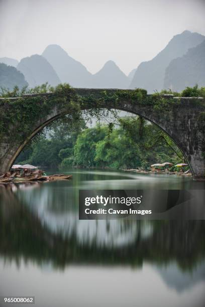 dragon bridge over li river against mountains - xingping stock pictures, royalty-free photos & images