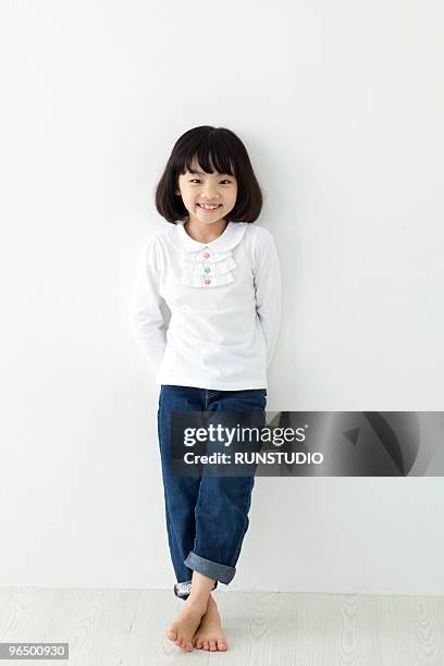 child with family - girls barefoot in jeans stock-fotos und bilder