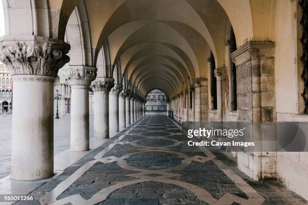 arches in doge's palace - palast stock-fotos und bilder