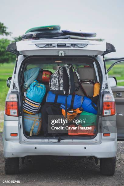 backpacks loaded in car trunk - car trunk fotografías e imágenes de stock