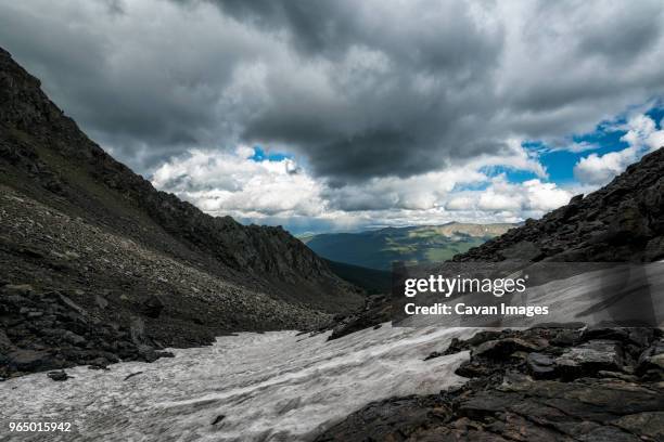 scenic view of river on mountain at white river national forest against cloudy sky - forêt nationale de white river photos et images de collection