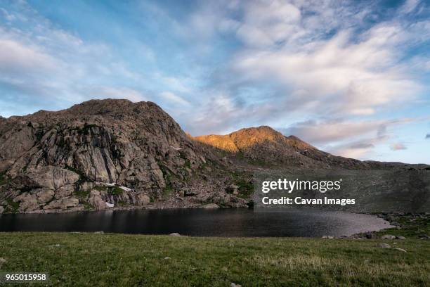 lake by mountains at white river national forest against sky - forêt nationale de white river photos et images de collection