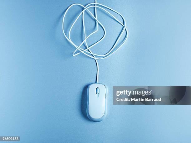 ratón de ordenador con cable desmelenado - computer mouse definition fotografías e imágenes de stock