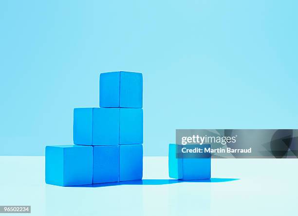 pila de azul cuadras - bloque de madera fotografías e imágenes de stock