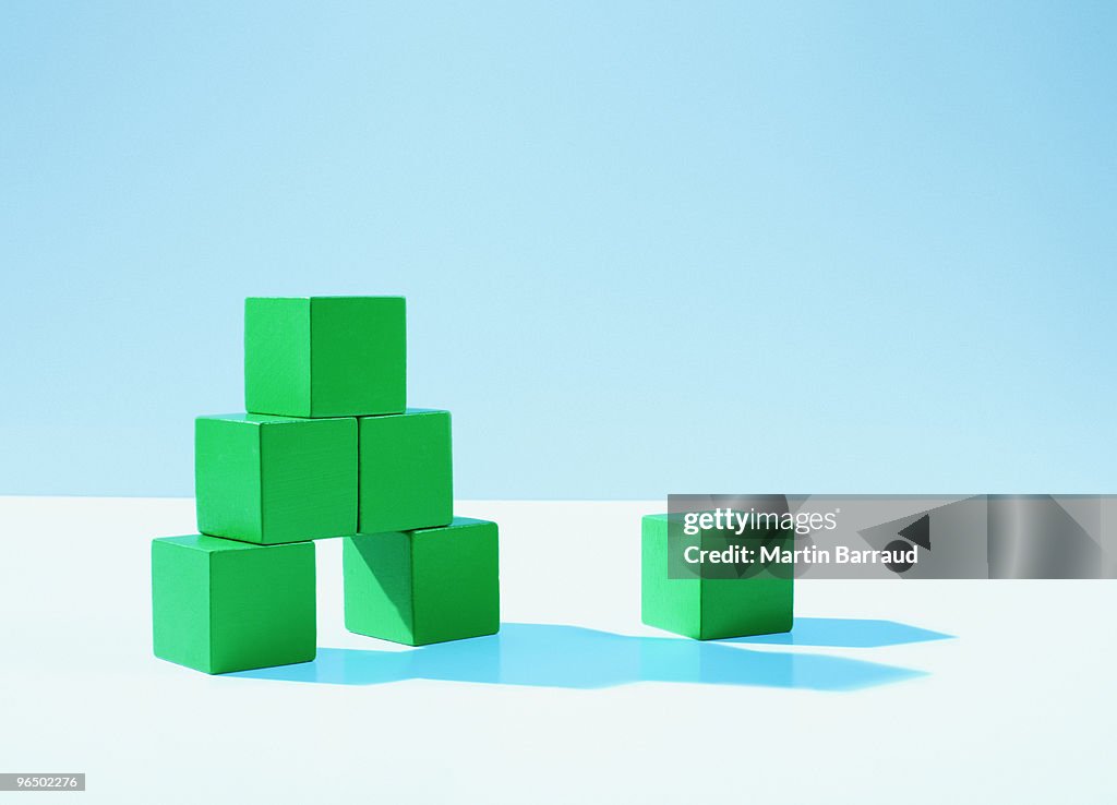 Pila de bloques verdes