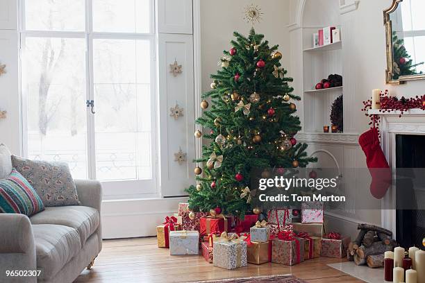 rodeado de navidad con regalos de árbol - casa navidad fotografías e imágenes de stock